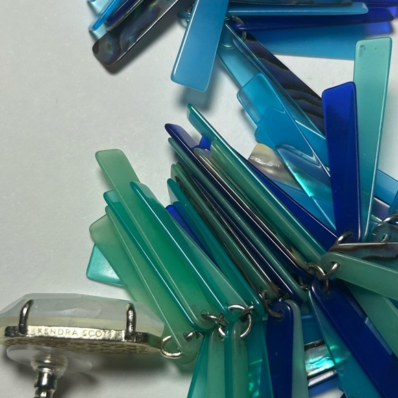 Kendra Scott Camry Statement Earrings Iridescent Green with Gold Tone Authentic - Picture 4 of 5